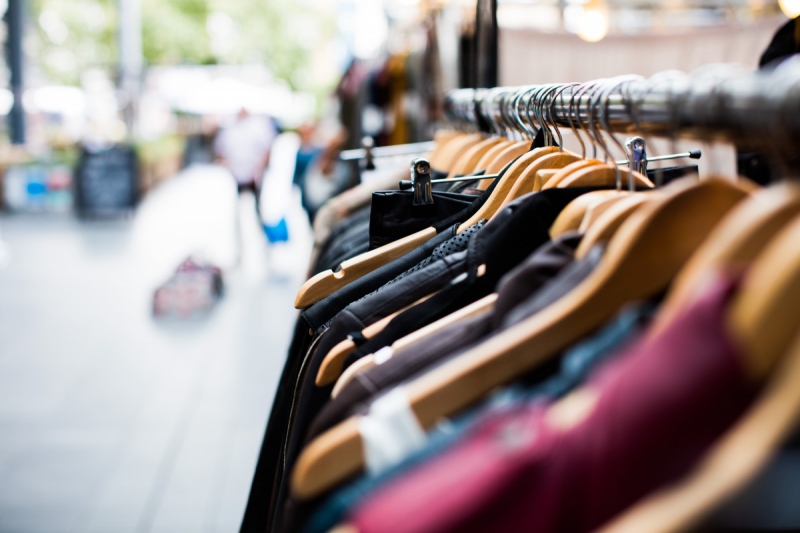 ecommerce-LE CASTELLET-min_blur_close_up_focus_hanger_jacket_market_people_rack-1176303